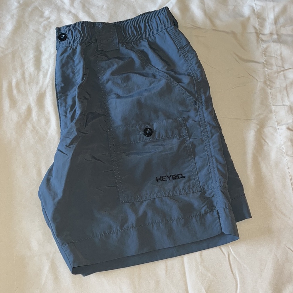 Men’s grey hey Bo outdoor fishing shorts. Size large fitted.